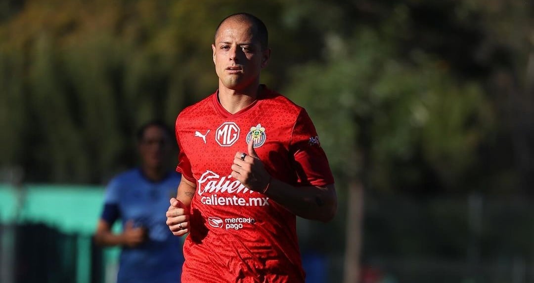 'Chicharito' Hernández en un entrenamiento con Chivas en Verde Valle.