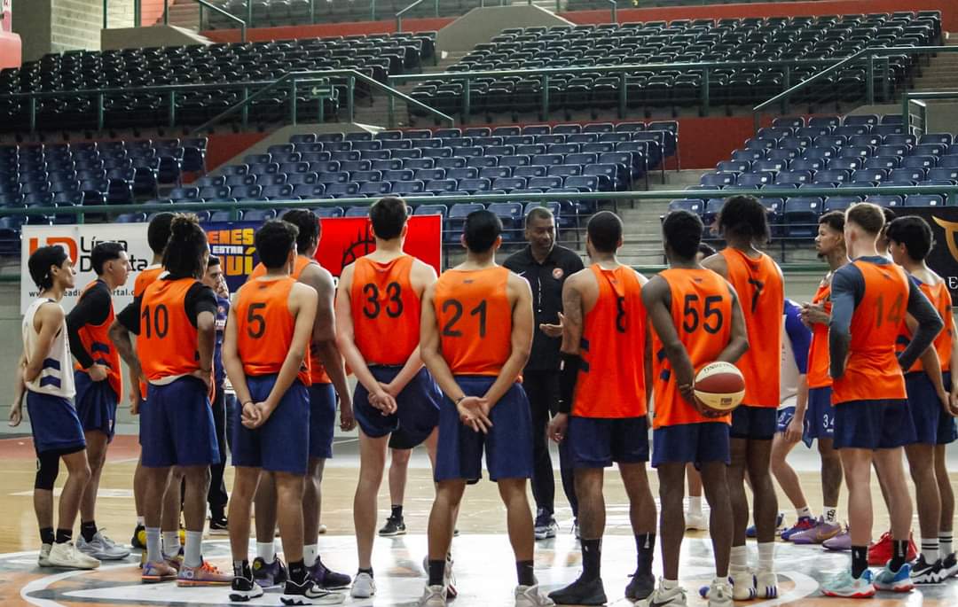 Pioneros de Los Mochis previo al juego inaugural en el CUM.