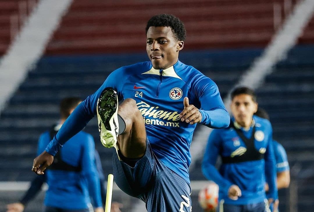 Jugadores del América en calentamiento previo a la fecha 10.