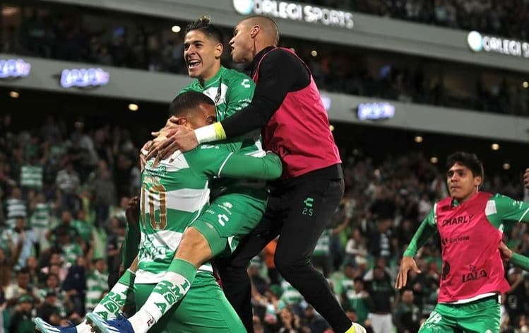 Santos Laguna festeja un gol ante Cruz Azul en el TSM.