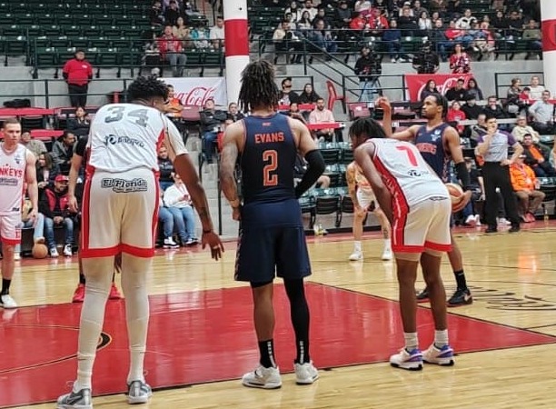 Pioneros de Los Mochis en el juego 1 ante Zonkeys de Tijuana.