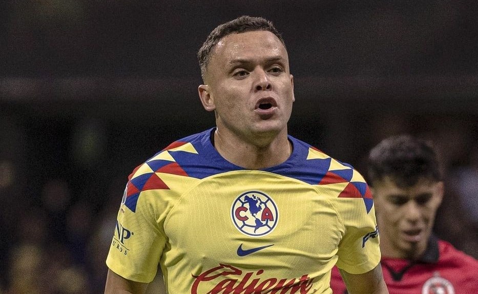 'Cabecita' Rodríguez festeja un gol con el Club América.