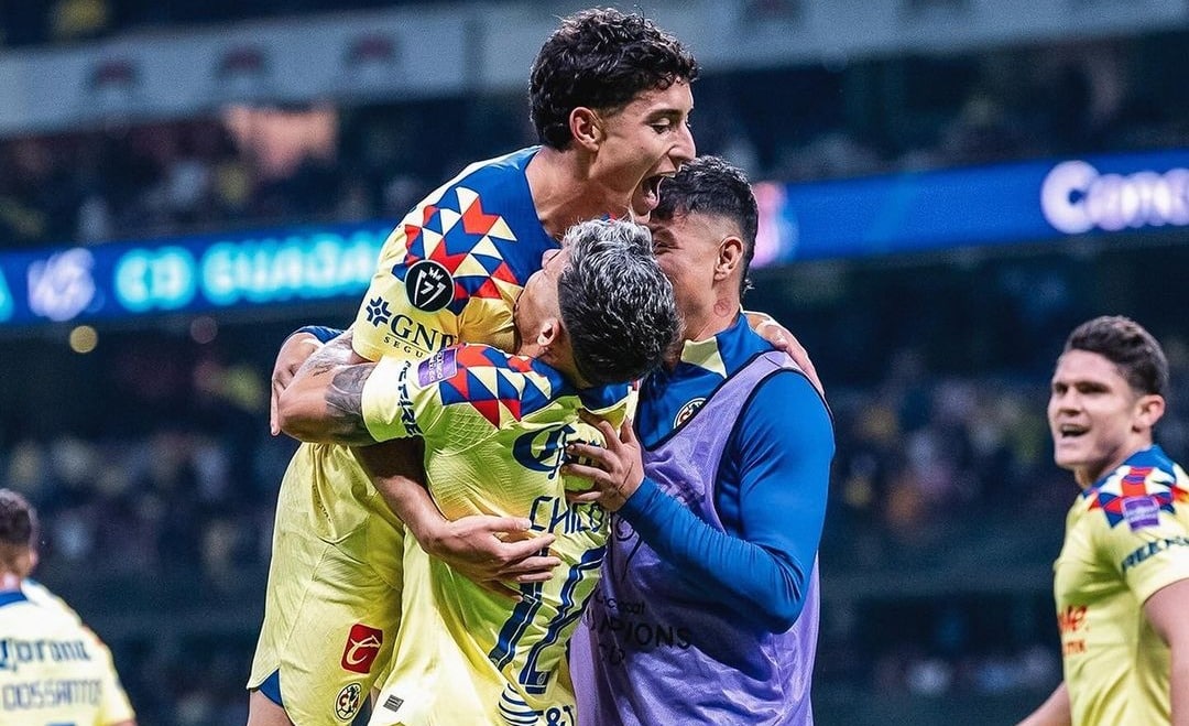 Jugadores del América festejan gol ante Chivas.
