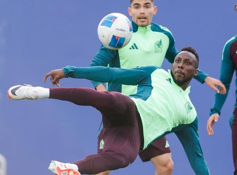 Julián Quiñones en entrenamiento en Dallas con el Tri