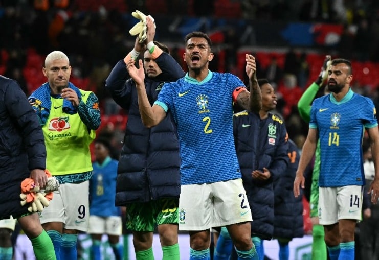 Jugadores de Brasil festejan el triunfo en Inglaterra.