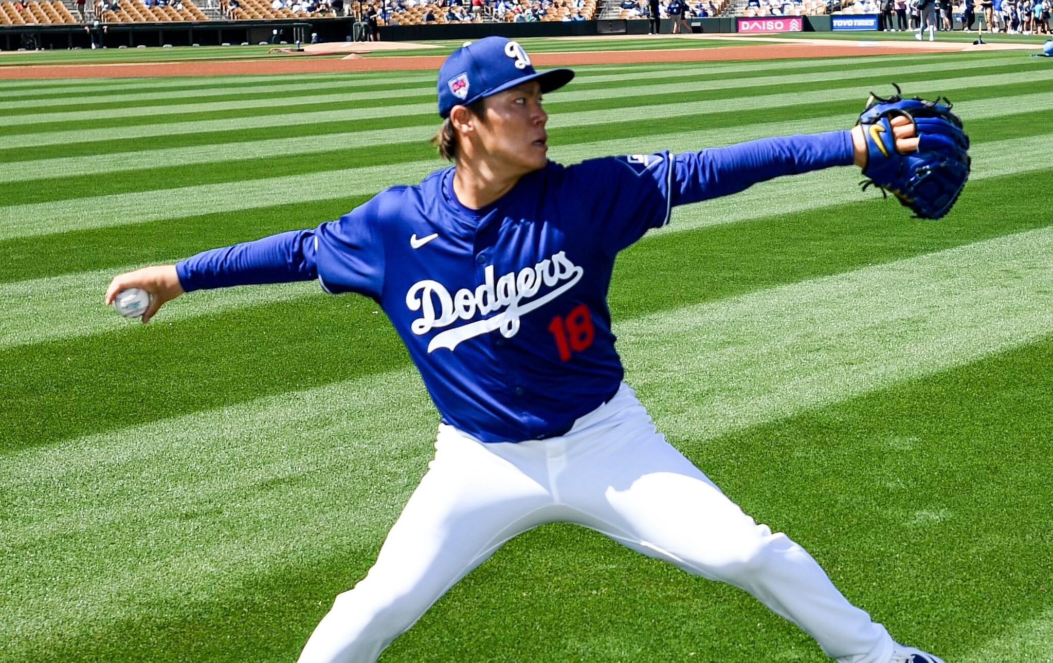 YOSHINOBU YAMAMOTO REALIZA UN LANZAMIENTO EN UN CALENTAMIENTO CON LOS DODGERS