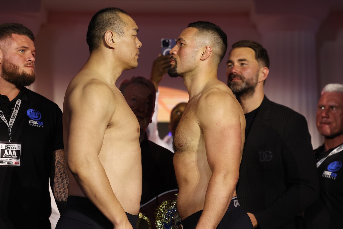 ZHILE ZHANG A LA IZQUIERDA Y JOSEPH PARKER A LA DERECHA, CARA A CARA TRAS EL PESAJE