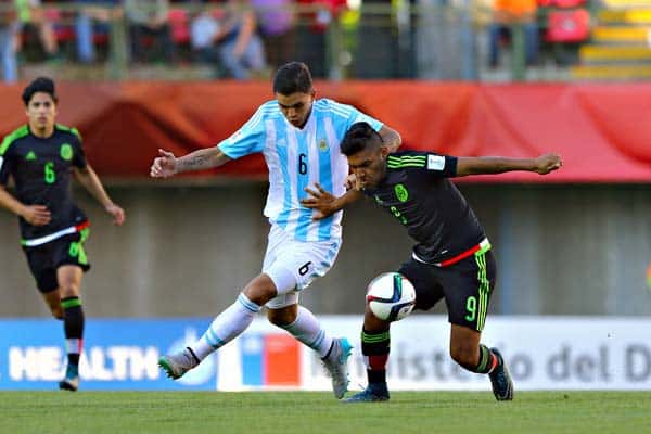 MEXICO Y ARGENTINA PELEAN EL BALÓN