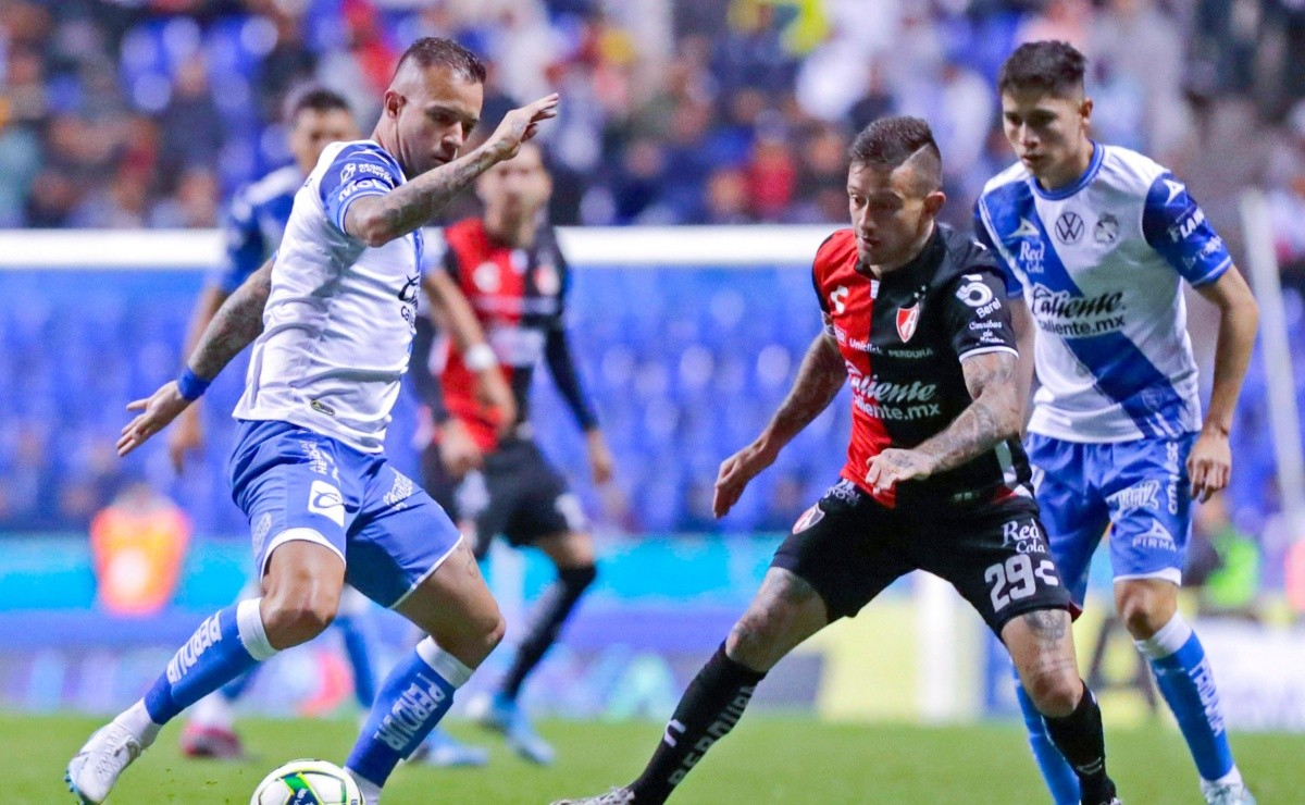SE PELEAN FUERTE EL BALÓN