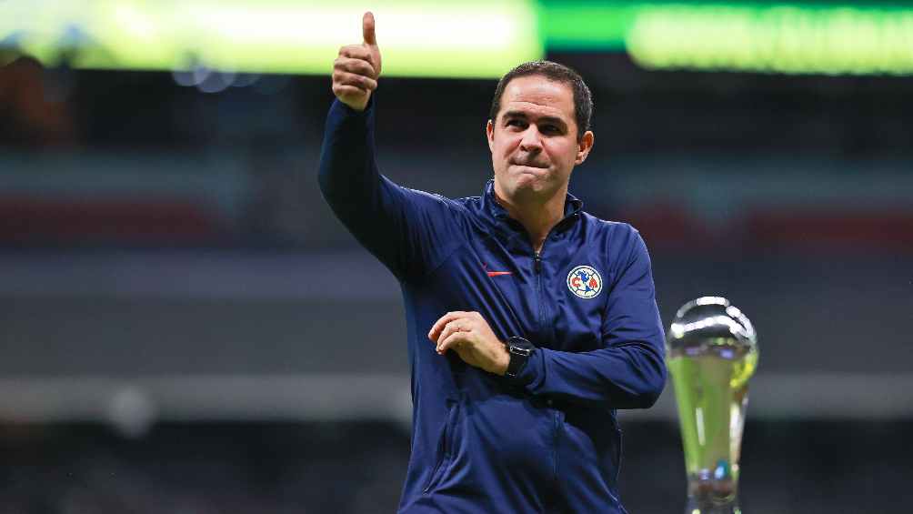 JARDINE FELIZ CON LA COPA DE CAMPEONES