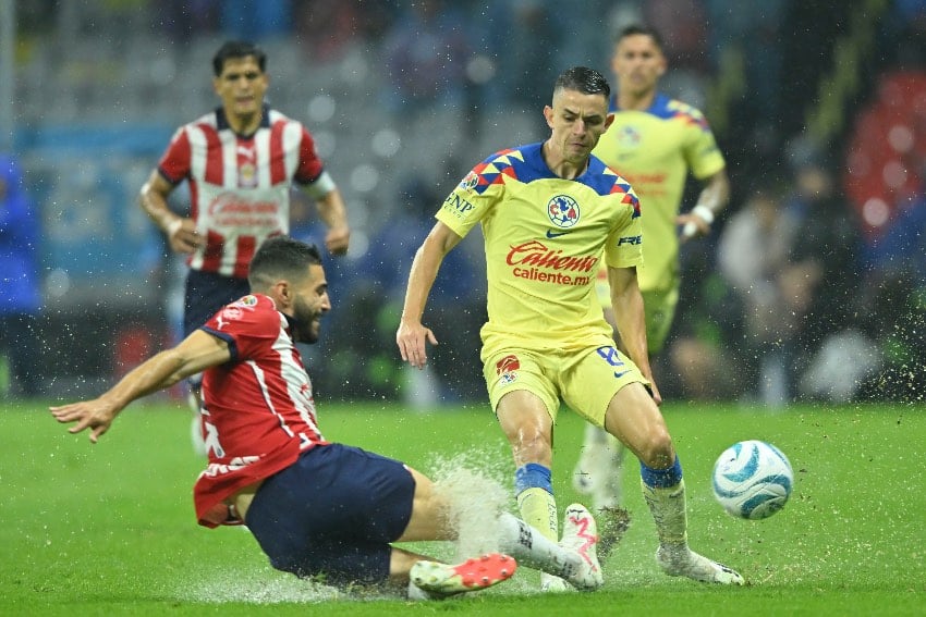 CHIVAS Y AMÉRICA PELEAN EL BALÓN CON TODO