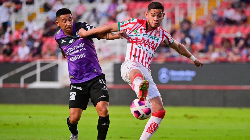 MAZATLÁN Y NECAXA EN LA PELEA DEL BALÓN