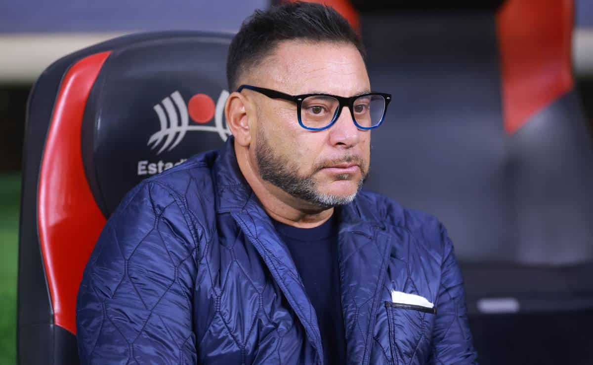 Antonio Mohamed en el banquillo de Pumas el año pasado.