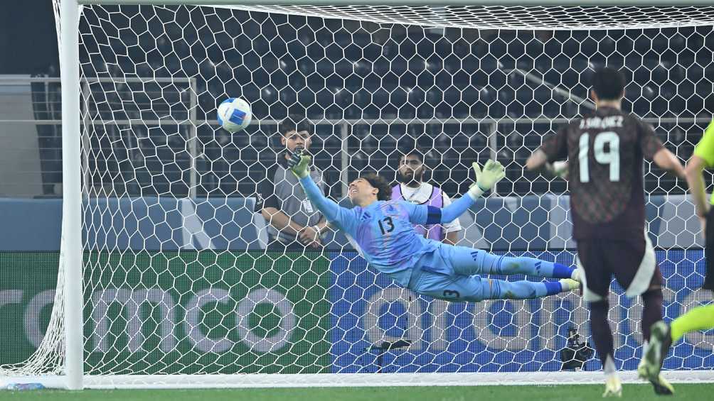 OCHOA SE COME EL PRIMER GOL