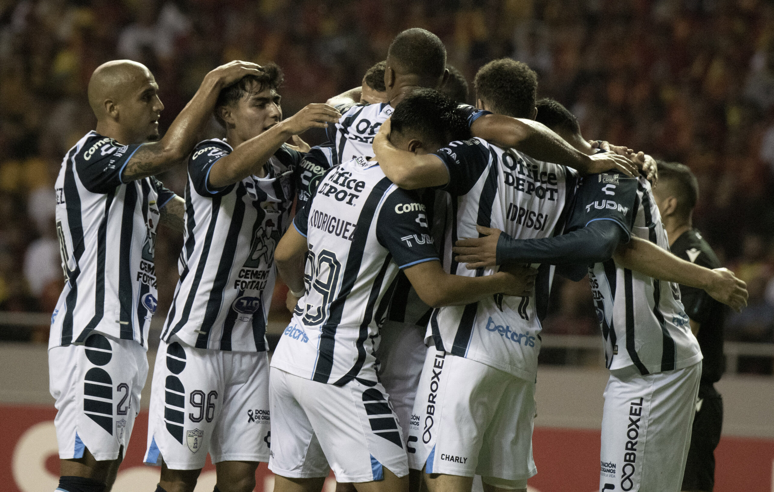 Pachuca festeja su triunfo en Costa Rica ante Herediano.