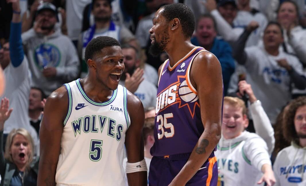 ANTHONY EDWARDS A LA IZQUIERDA DE LOS TIMBERWOLVES Y A LA DERECHA KEVIN DURANT DE LOS SUNS