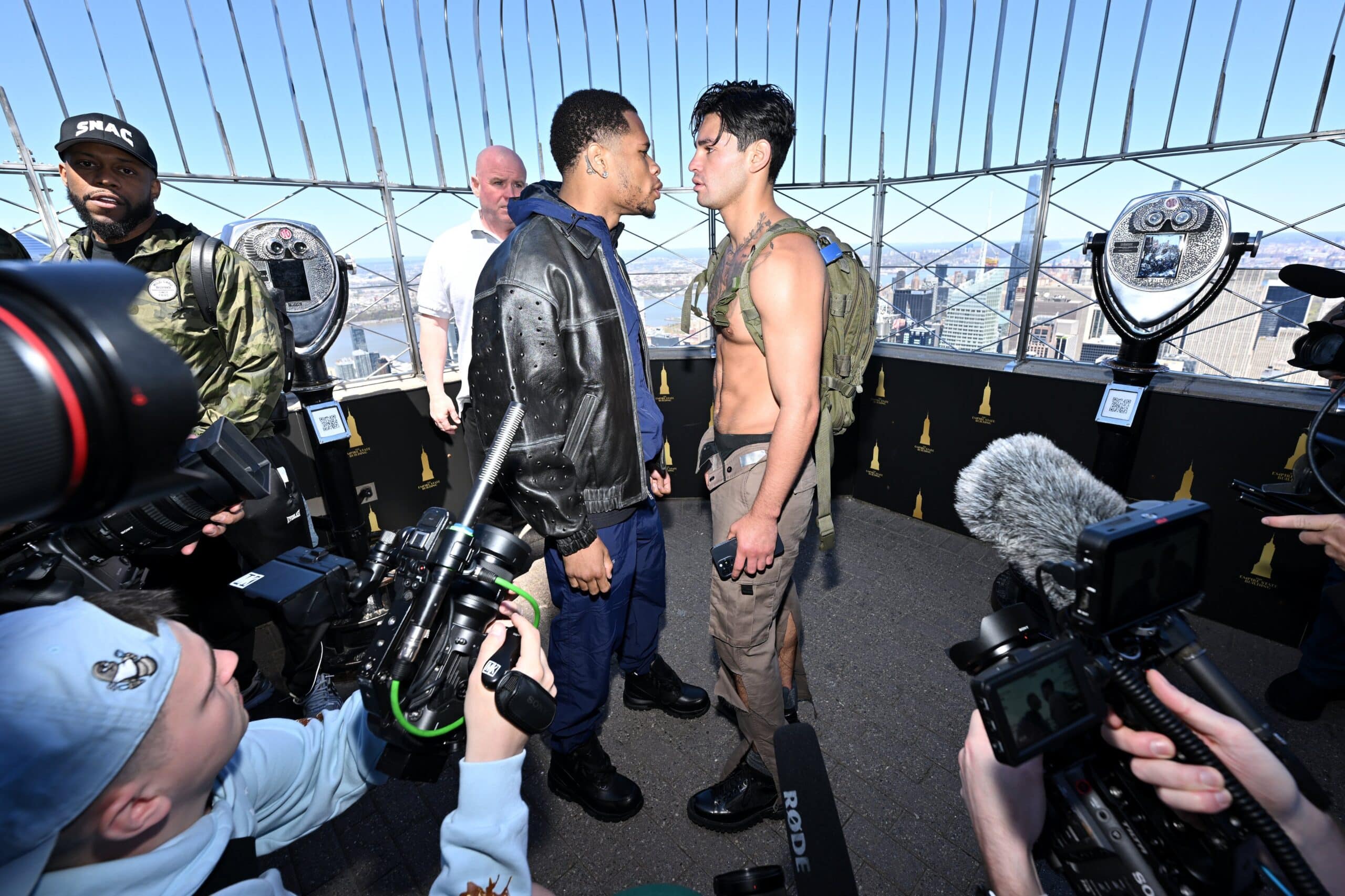 DEVIN HANEY A LA IZQUIERDA Y RYAN GARCÍA A LA DERECHA, CARA A CARA EN EL EMPIRE STATE