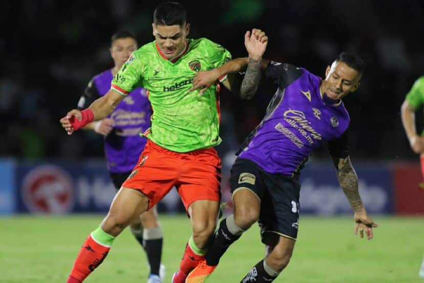 AMBIS EQUIPOS PELEAN FUERTE EL BALÓN