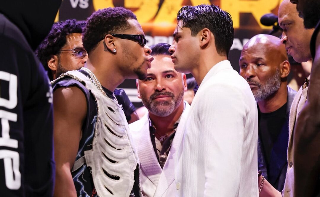 DEVIN HANEY A LA IZQUIERDA Y RYAN GARCÍA A LA DERECHA, CARA A CARA TRAS UNA CONFERENCIA DE PRENSA