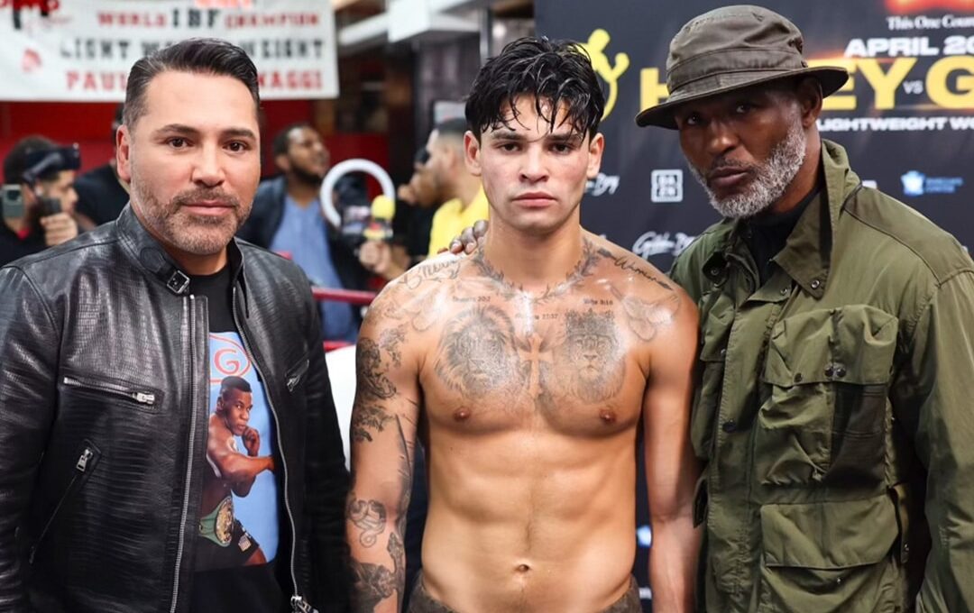 RYAN GARCÍA POSA PARA LA FOTO CON ÓSCAR DE LA HOY A Y BERNARD HOPKINS