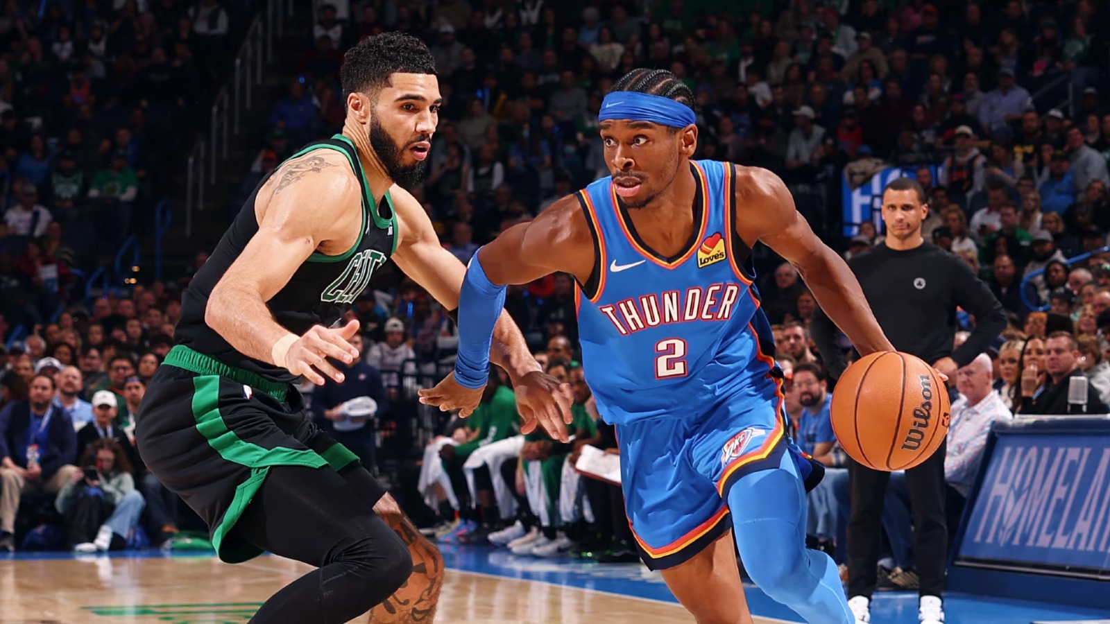 JAYSON TATUM DE LOS CELTICS A LA IZQUIERDA DEFENDIENDO A SHAI GILGEOUS-ALEXANDER DEL THUNDER, A LA DERECHA