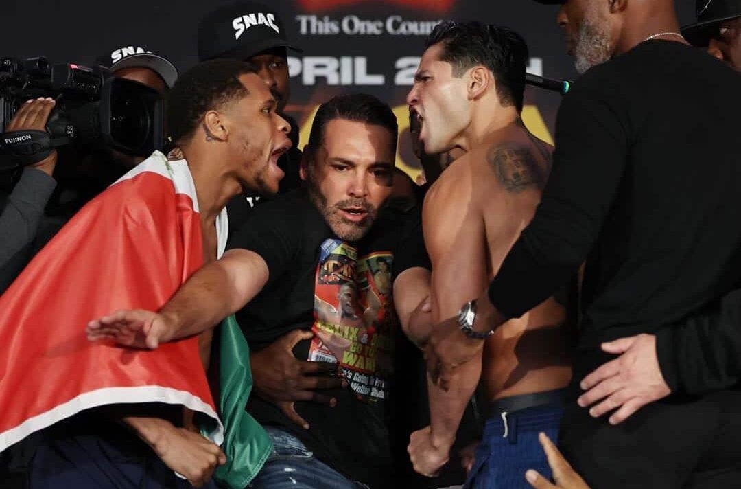 DEVIN HANEY A LA IZQUIERDA Y RYAN GARCÍA A LA DERECHA, CARA A CARA TRAS EL PESAJE INTERCAMBIANDO INSULTOS