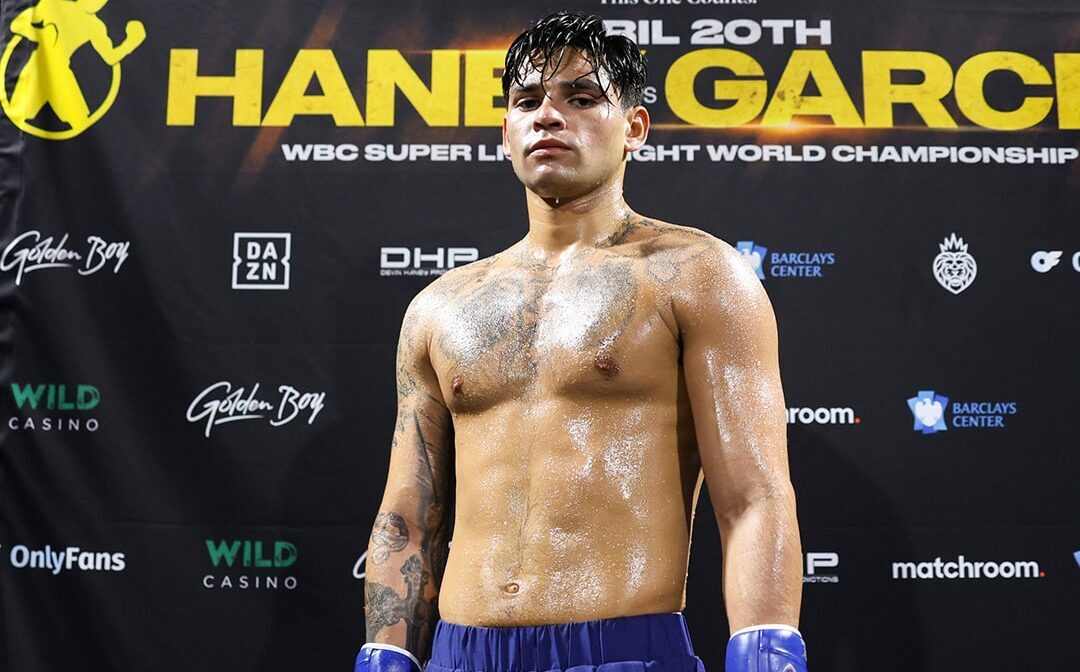 RYAN GARCÍA POSA PARA LA FOTO