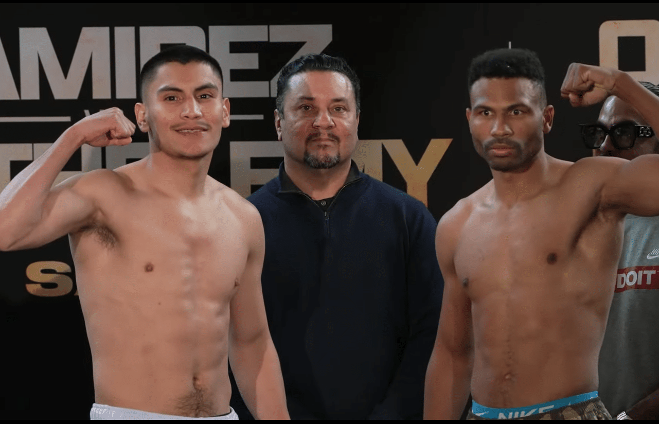 VERGIL ORTIZ A LA IZQUIERDA Y THOMAS DULORME A LA DERECHA, POSANDO PARA LA FOTO TRAS EL PESAJE