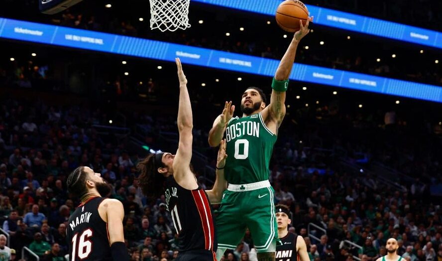 JAYSON TATUM DE LOS CELTICS DEFENDIDO POR JAIME JÁQUEZ JR DEL HEAT