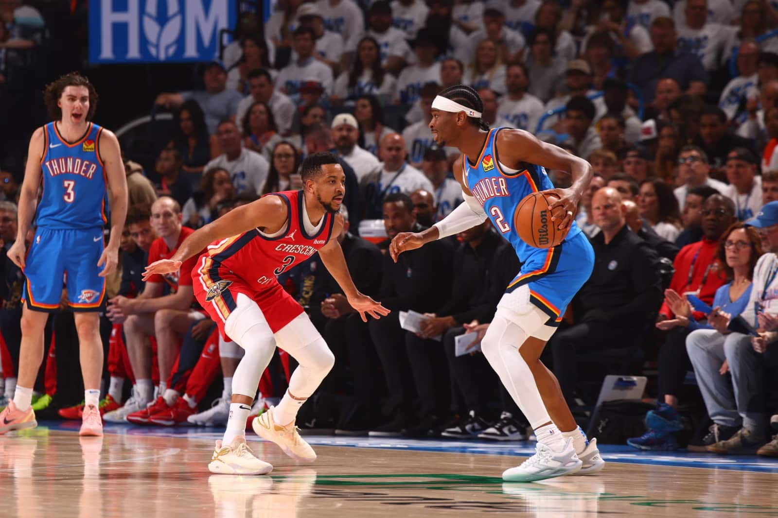 CJ MCCOLLUM DE LOS PELICANS DEFENDIENDO A SHAI GILGEOUS-ALEXANDER DEL THUNDER