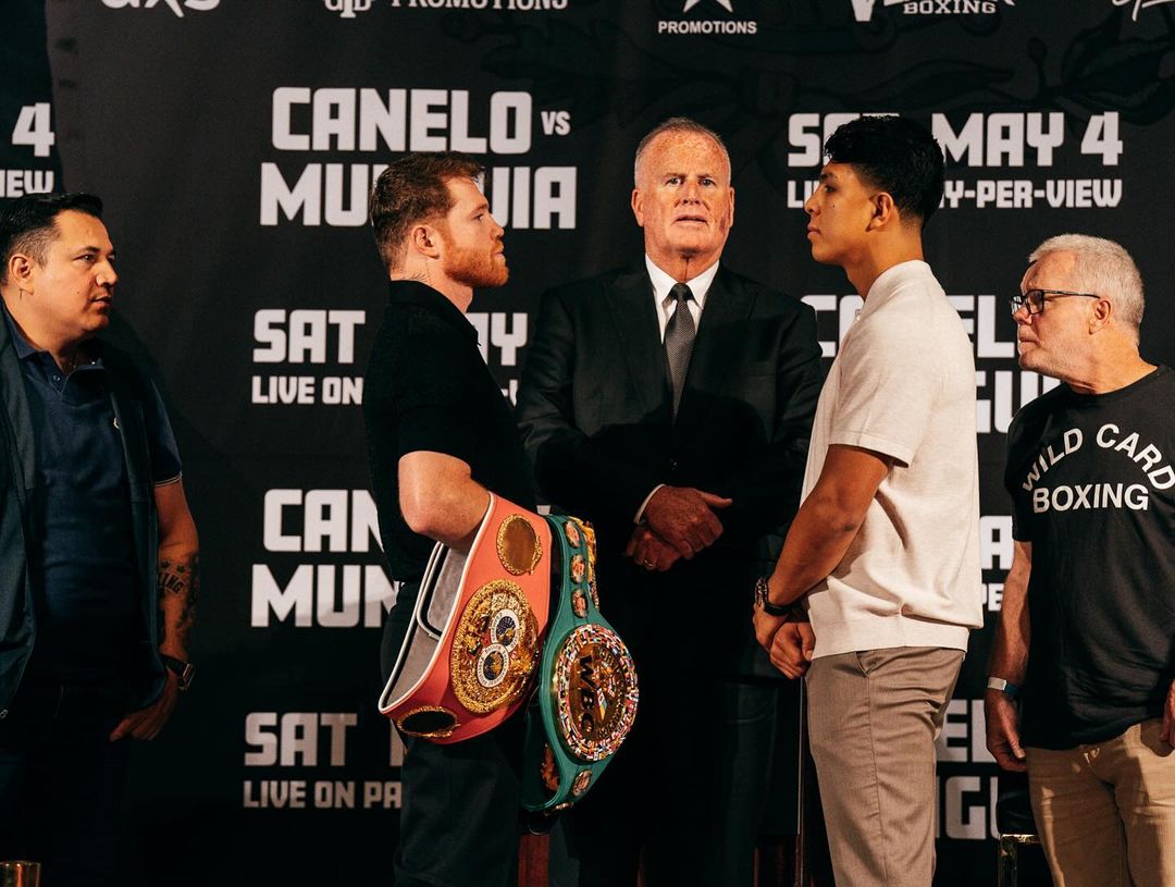 CANELO ÁLVAREZ A LA IZQUIERDA Y JAIME MUNGUÍA A LA DERECHA, CARA A CARA TRAS LA CONFERENCIA DE PRENSA