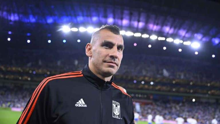 Guzmán fue captado con un láser durante el Clásico Regio