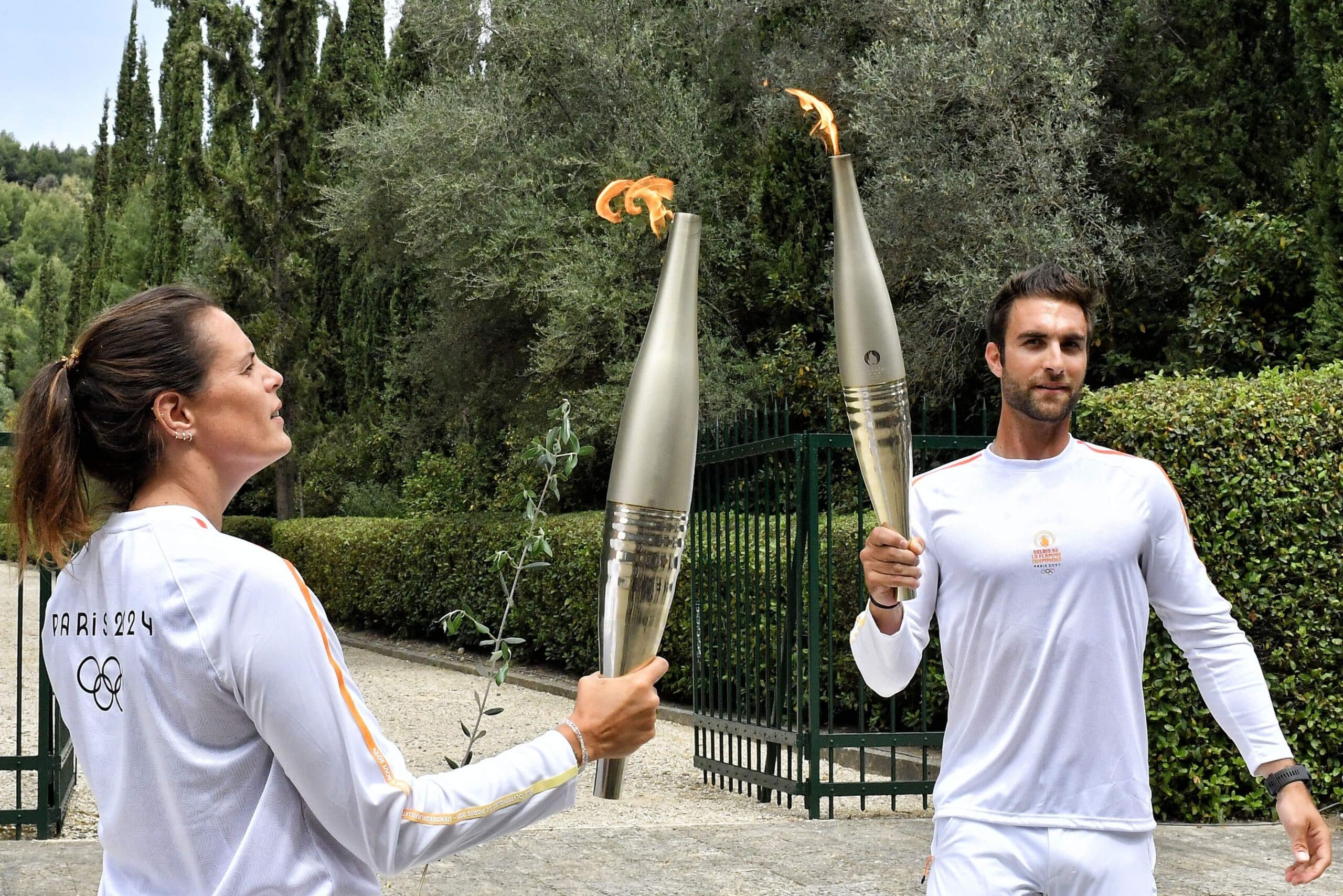 Deportistas olímpicos protagonizan el primer revelo de la antorcha de los Juegos Olímpicos de Paris 2024