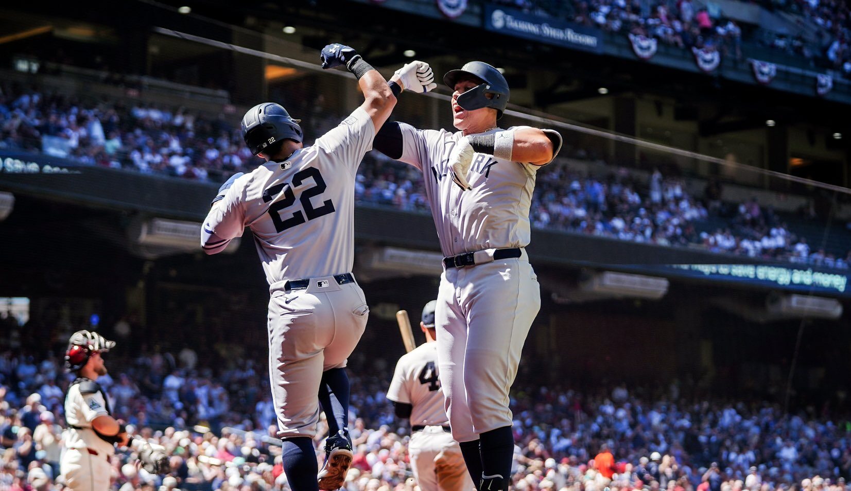 JUGADORES DE YANKEES CELEBRAN EN UN PARTIDO