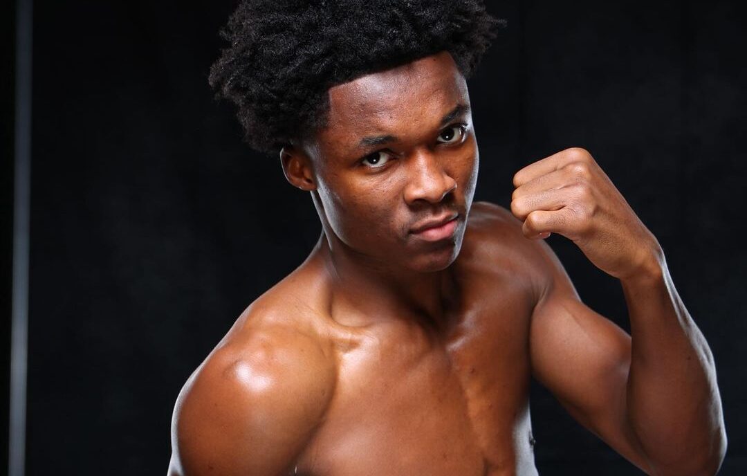 ABDULLAH MASON POSA PARA LA FOTO