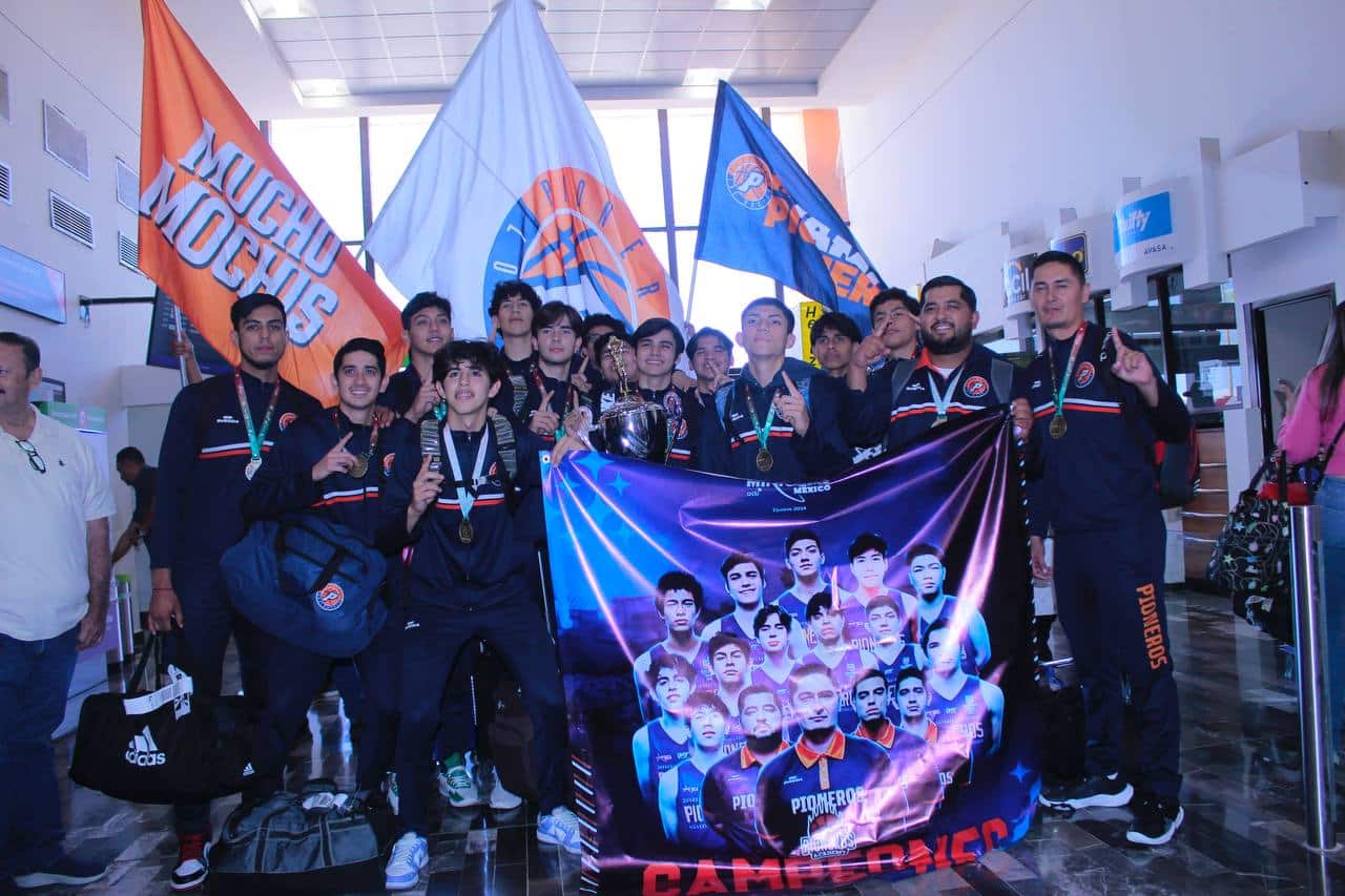 Pioneros Academy en su llegada a Los Mochis tras ganar la Minicopa.