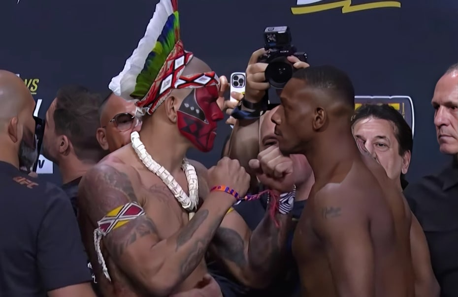 ÁLEX PEREIRA A LA IZQUIERDA Y JAMAHAL HILL A LA DRECHA, CARA A CARA TRAS EL PESAJE