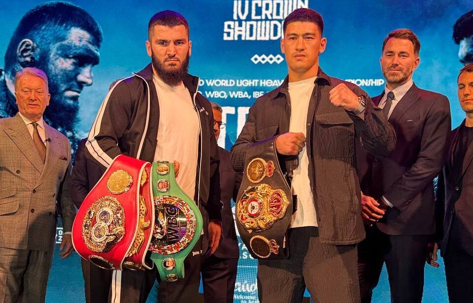 ARTUR BETERBIEV A LA IZQUIERDA Y DMITRY BIVOL A LA DERECHA