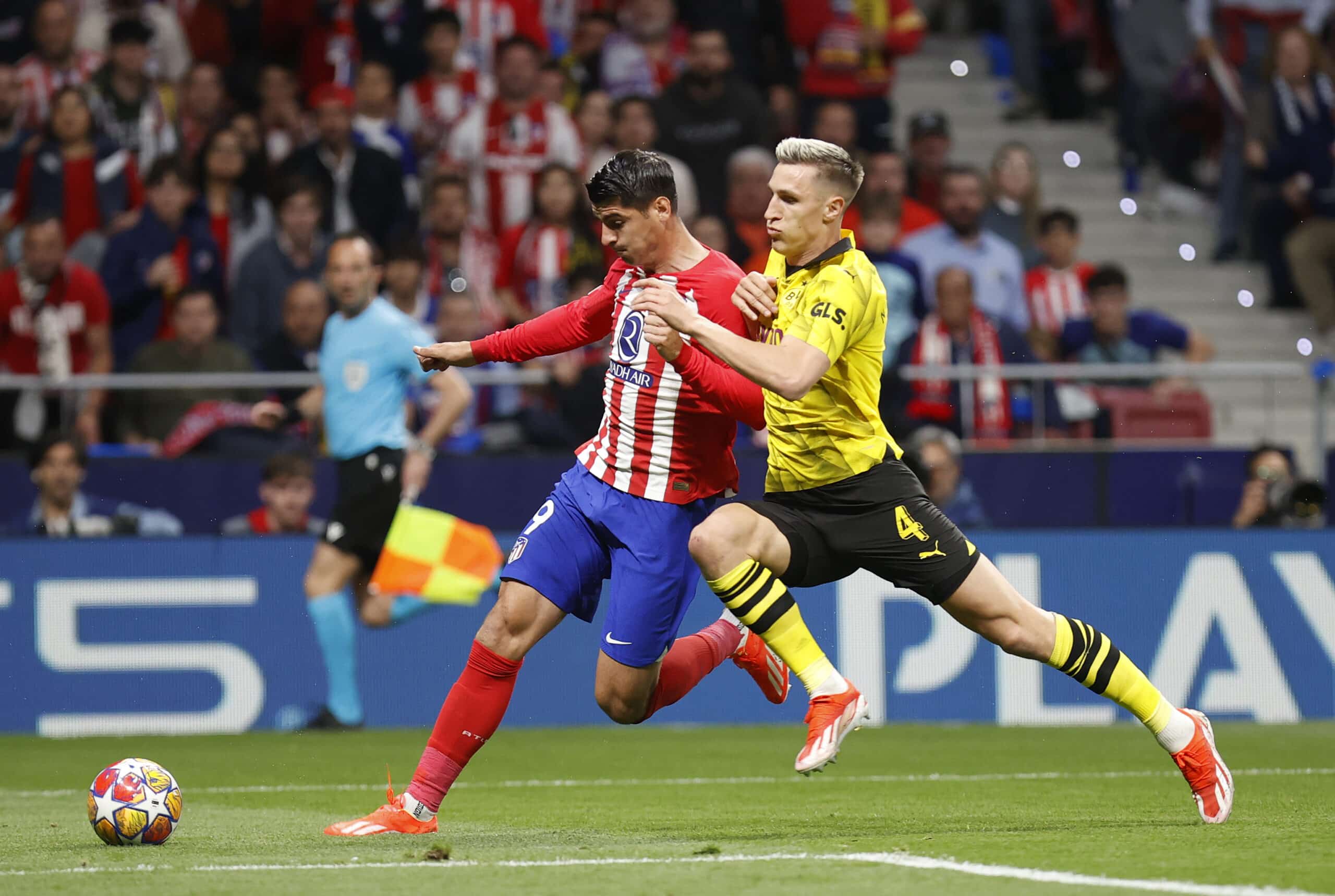 ÁLVARO MORATA DEL ATLÉTICO DE MADRID CONDUCE EL BALÓN ANTE EL BORUSSIA DORTMUND EN LA CHAMPIONS LEAGUE