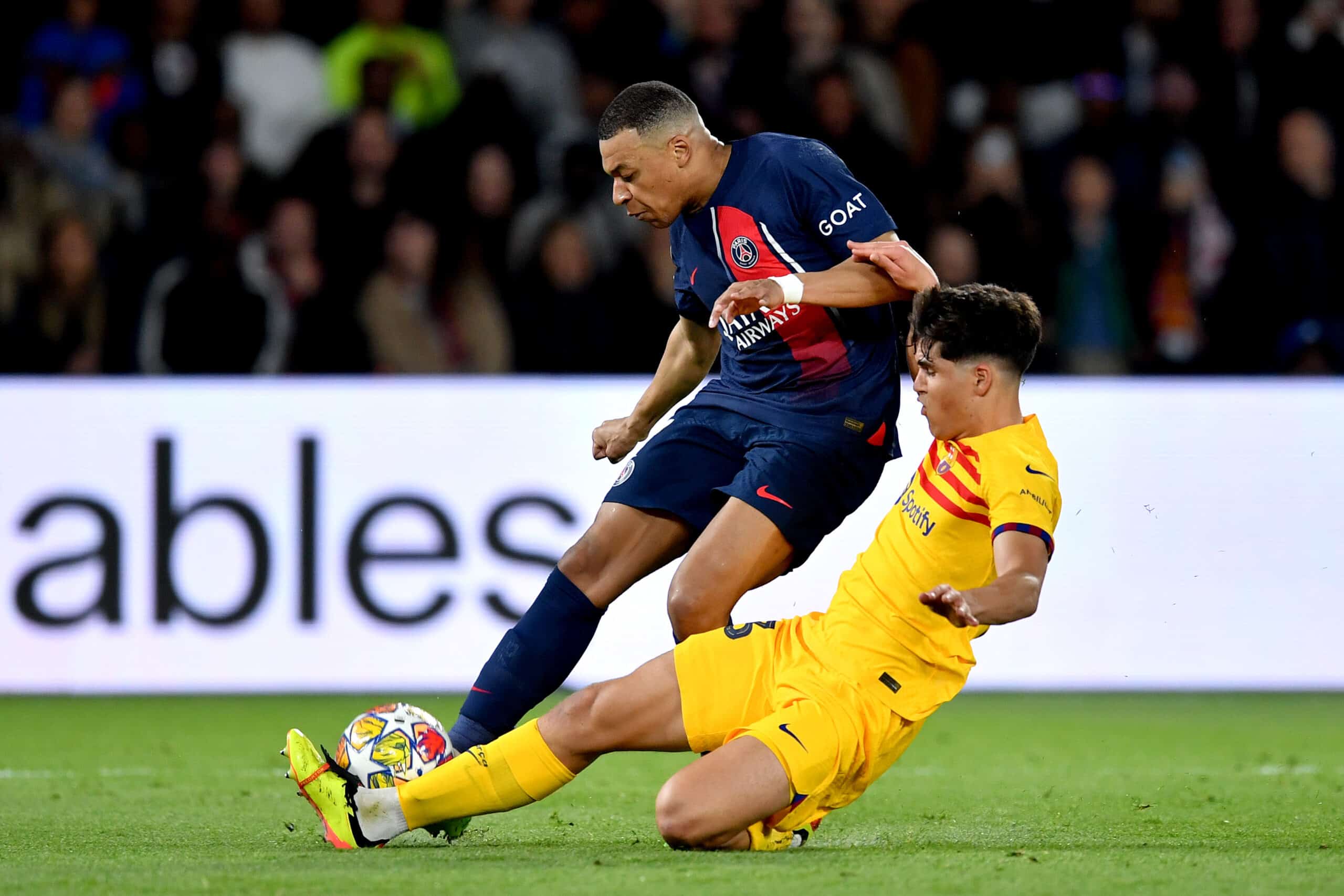 KYLIAN MBAPPÉ DEL PSG REALIZA UN DISPARO FRENTE AL BARCELONA