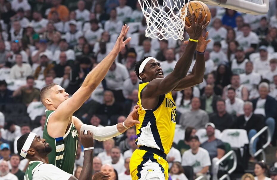 PASCAL SIAKAM DE LOS PACERS ANOTA ANTE LA DEFENSA DE BROOK LÓPEZ DE LOS BUCKS