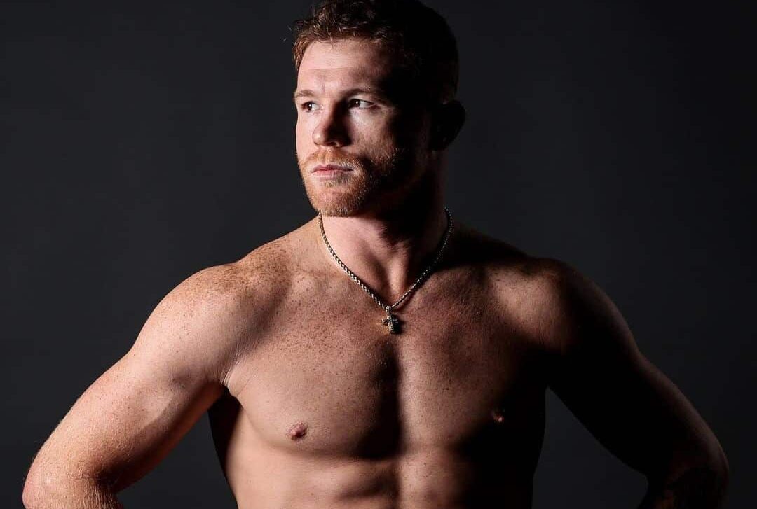 CANELO ÁLVAREZ POSA PARA LA FOTO