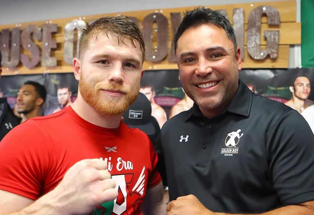 CANELO ÁLVAREZ A LA IZQUIERDA Y ÓSCAR DE LA HOYA A LA DERECHA
