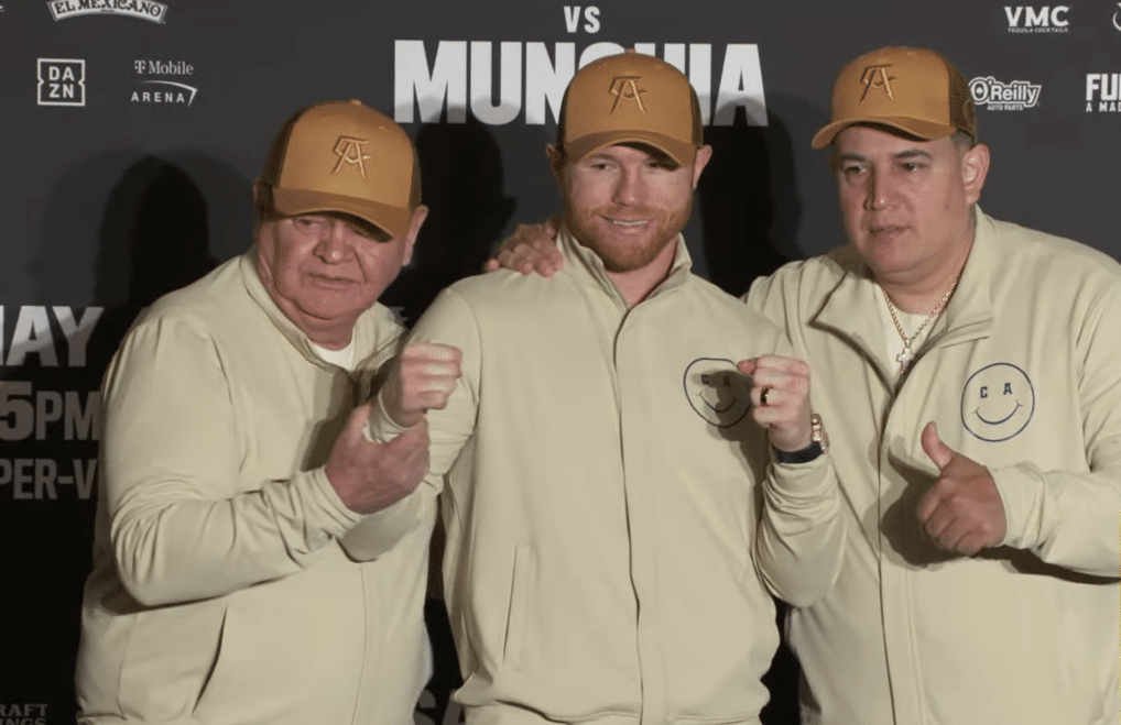 CANELO ÁLVAREZ POSA PARA LA FOTO JUNTO A EDDY REYNOSO Y CHEPO REYNOSO