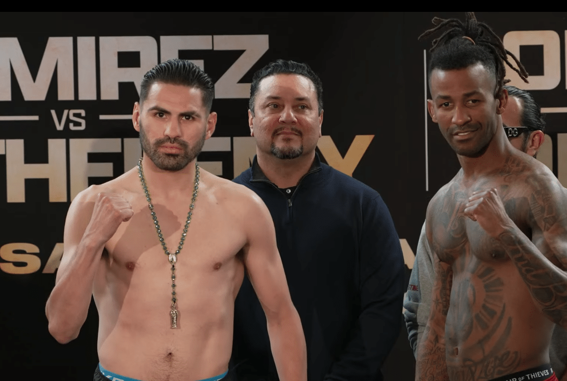 JOSÉ CARLOS RAMÍREZ A LA IZQUEIRDA Y RANCES BARTHELEMY A LA DERECHA, POSANDO PARA LA FOTO TRAS EL PESAJE