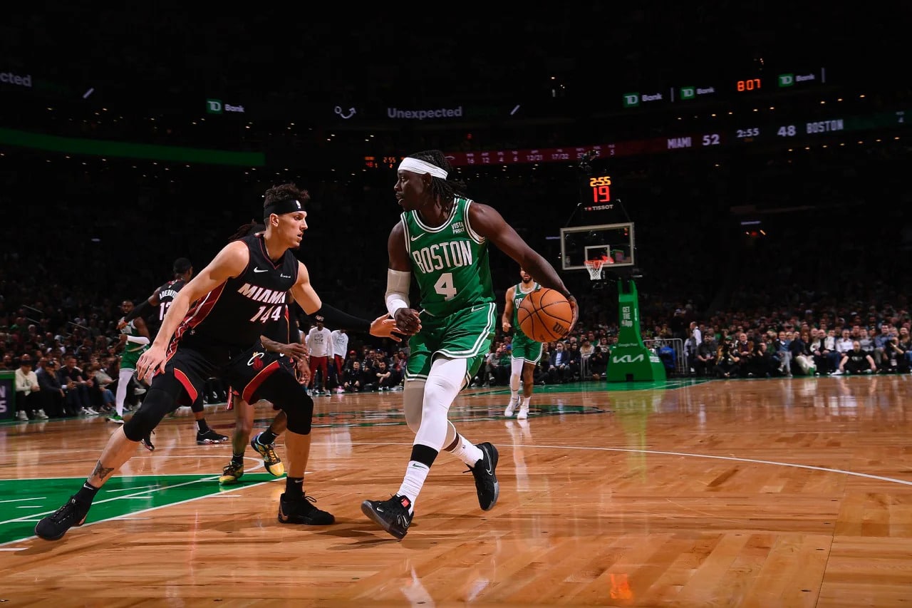TYLER HERRO DEL HEAT DEFENDIENDO A JRUE HOLIDAY DE CELTICS