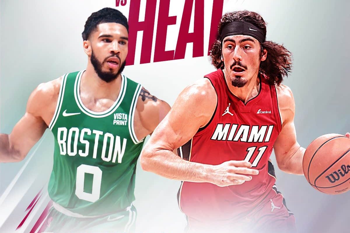 JAYSON TATUM DE LOS CELTICS A LA IZQUIERDA Y JAIME JÁQUEZ JR DEL HEAT A LA DERECHA