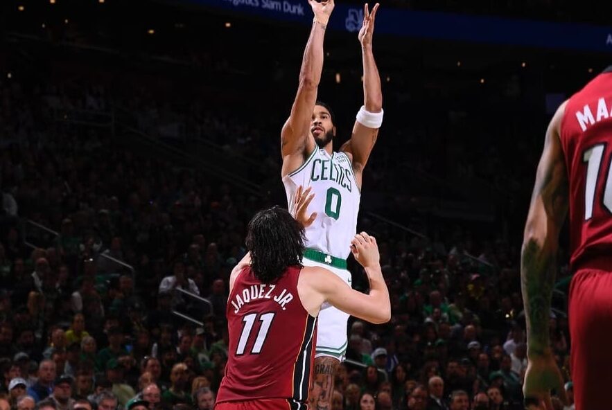JAYSON TATUM DE LOS CELTICS REALIZA UN TIRO SOBRE JAIME JÁQUEZ JR DEL HEAT