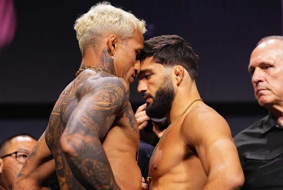 CHARLES OLIVEIRA A LA IZQUIERDA Y ARMAN TSARUKYAN