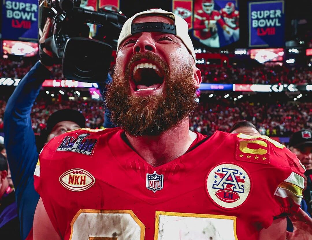 TRAVIS KELCE FESTEJA EL GANAR EL SUPER BOWL CON LOS CHIEFS
